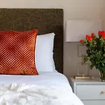 Elegant 2 Bedroom Apartment, Steps From History & V&A Museums, 2 Bathroom & 2 Elevators