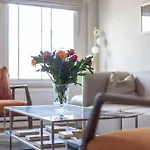 Elegant 2 Bedroom Apartment, Steps From History & V&A Museums, 2 Bathroom & 2 Elevators