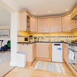 Beautiful Top-Floor 2-Bedroom Flat In Battersea With Private Balcony & Scenic Views