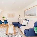 Beautiful Top-Floor 2-Bedroom Flat In Battersea With Private Balcony & Scenic Views