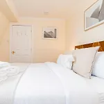 Beautiful Top-Floor 2-Bedroom Flat In Battersea With Private Balcony & Scenic Views