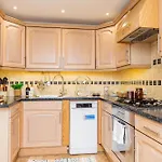 Beautiful Top-Floor 2-Bedroom Flat In Battersea With Private Balcony & Scenic Views