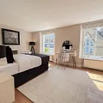 Stylish 2 Bed Flat On The Iconic Portobello Road