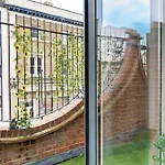 Bartlett House With Terrace Near Greenwich