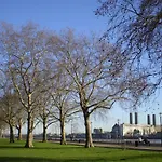 Bartlett House With Terrace Near Greenwich