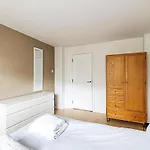 Sunny Belgravia Apartment With A Balcony