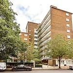 Sunny Belgravia Apartment With A Balcony