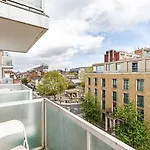 Sunny Belgravia Apartment With A Balcony