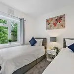 Spacious 2-Bed Flat, Acton