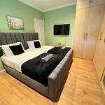 Spacious 6 Bed House 10 Beds In Blackheath