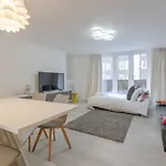 Kensington Gardens 2 Bedroom Flat With A Balcony