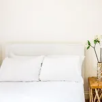 Bright And Spacious Notting Hill Nest