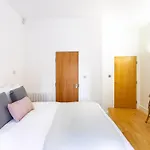 Bright & Comfortable Angel Apartment
