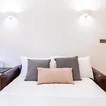 Bright & Comfortable Angel Apartment