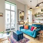 Beautiful Two Bedroom Abode Near Victoria