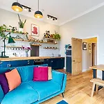 Beautiful Two Bedroom Abode Near Victoria