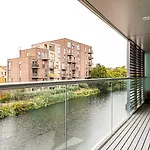Airy 2-Bedroom Flat With Balcony