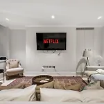 Sg, Chic Covent Garden Apartment