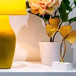 Stylish 2 Bedroom Haven In Zone 2-15 Mins To Central London- Garden & Parking Available! 5 Beds-Sleeps 6 People- Instant Book & Self Check-In! Save 20 Percent On Stays Of 7 Nights Or More !