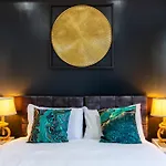 Stylish 2 Bedroom Haven In Zone 2-15 Mins To Central London- Garden & Parking Available! 5 Beds-Sleeps 6 People- Instant Book & Self Check-In! Save 20 Percent On Stays Of 7 Nights Or More !