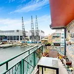 1Bed Flat With Parking And Balcony With View Of The Wharf