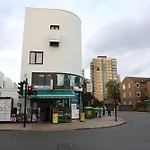 The Entire 4 Bedroom House Near Victoria Park And In Bow London E3