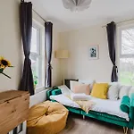 Modern Cosy Corner Flat - 2 Bed Close To 2X Tube Stations