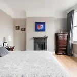 2 Bed Luxury Victorian Apartment In Zone 1