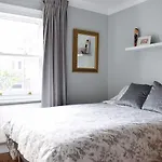 2 Bed Luxury Victorian Apartment In Zone 1