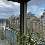 Modern Bright Flat Near Little Venice