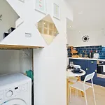 Cozy Split-Level Studio London