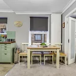 Sleeps 4,Roof Garden, Top Apartment, Zone 2 Cls Central