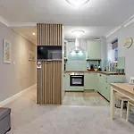 Sleeps 4,Roof Garden, Top Apartment, Zone 2 Cls Central