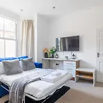 Spacious 1Bd Flat 10 Mins From Battersea Park!