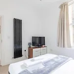 Spacious 1Bd Flat 10 Mins From Battersea Park!