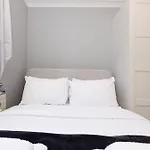 4Br 4-Floor House, W Patio, 10 Min Wapping Station