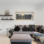 Spacious One Bedroom Private Flat In Brixton +Wifi