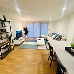 Modern 2 Bed 2 Bath Apartment With Outdoor Space Hyde Park