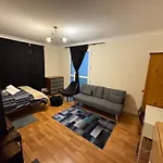 Huge And Affordable 3 Bedroom Flat In Hammersmith For 7 People With Welcome Breakfast