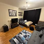 Huge And Affordable 3 Bedroom Flat In Hammersmith For 7 People With Welcome Breakfast