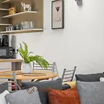 Modern 2 Bed Apartment In Greenwich, Perfect For Business & Contractors With Free Parking