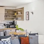 Modern 2 Bed Apartment In Greenwich, Perfect For Business & Contractors With Free Parking