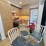 Charming 2-Bed Flat In Elephant
