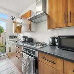 Spacious 4Br, Sleeps 7, Garden, Free Parking