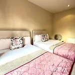 Oxford Street Holiday Apartment