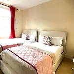 Oxford Street Holiday Apartment