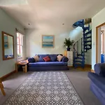8 Ravenscourt Gardens