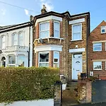 Stylish 2-Bed Near Station-Wifi
