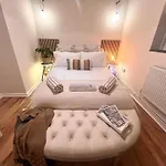 Central City 3 Minutes To Tower Of London Trendy Shoreditch Recently Refurbished 3 Bedrooms Sleeps 8