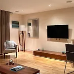 Comfortable & Well-Located 2 Bed Apartment In Chelsea